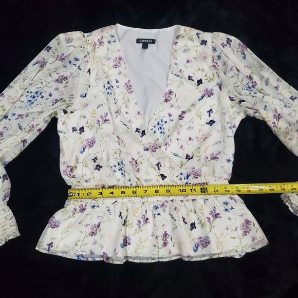 Express Floral V-Neck Blouse - Picture 9 of 9